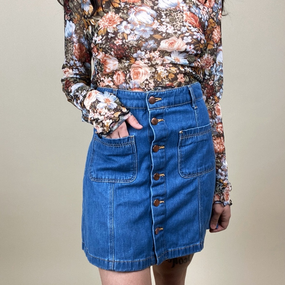 Divided H&M jeans skirt
size: 8 
waist: 14”
length: 16”